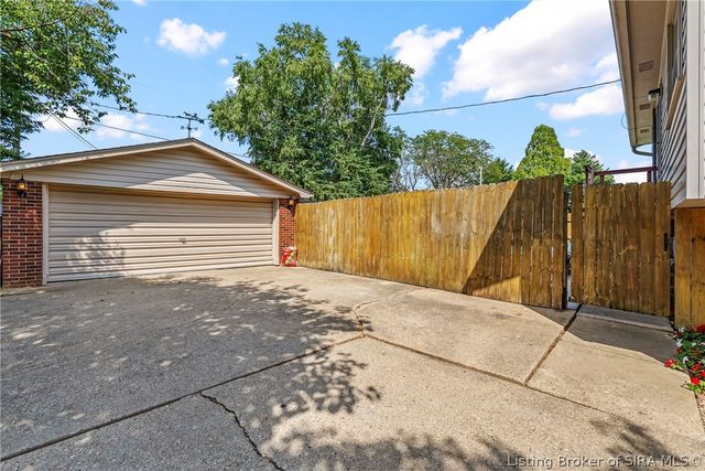 1402 Dove Drive, Jeffersonville, IN 47130