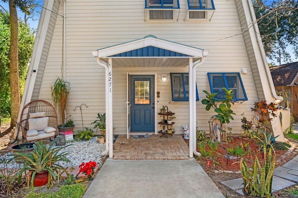 Image 2 of property listing at 6271 COLONY CIRCLE, Weeki Wachee, FL 34607