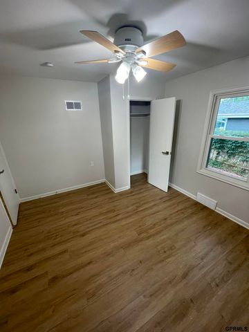 525 N 74th Avenue, Omaha, NE 68114