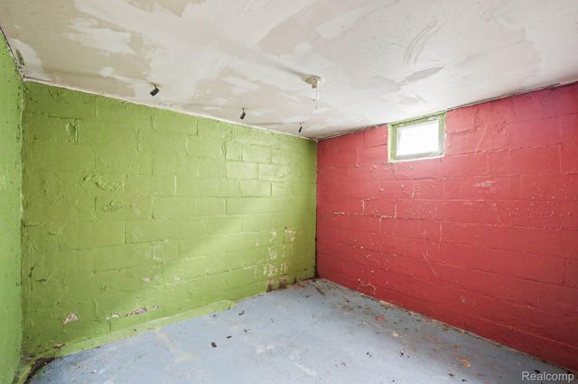 2409 E Court Street, Flint, MI 48503