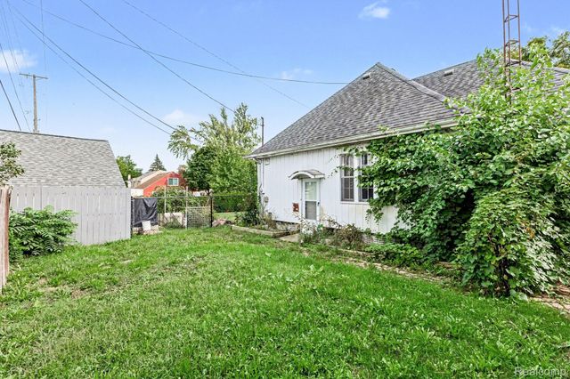2409 E Court Street, Flint, MI 48503