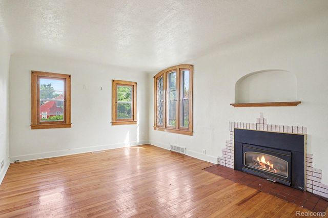2409 E Court Street, Flint, MI 48503
