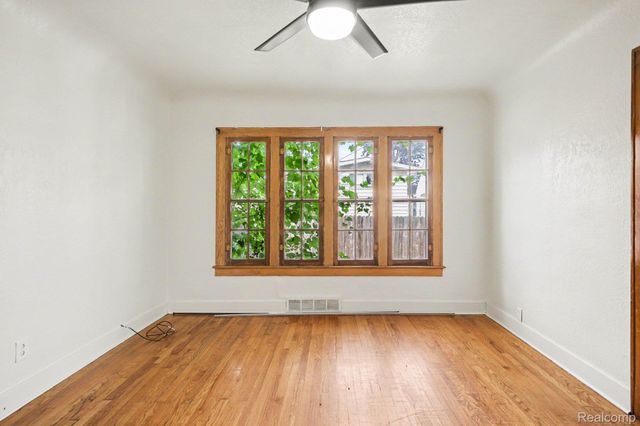 2409 E Court Street, Flint, MI 48503