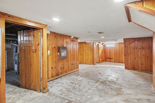 2409 E Court Street, Flint, MI 48503