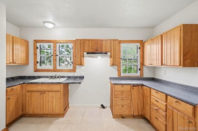2409 E Court Street, Flint, MI 48503