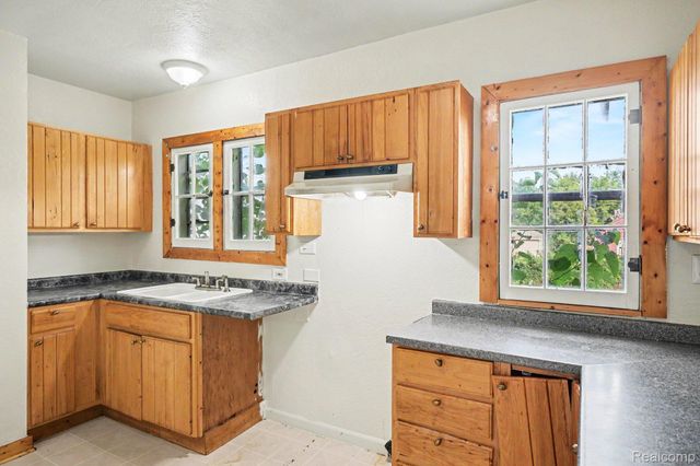 2409 E Court Street, Flint, MI 48503