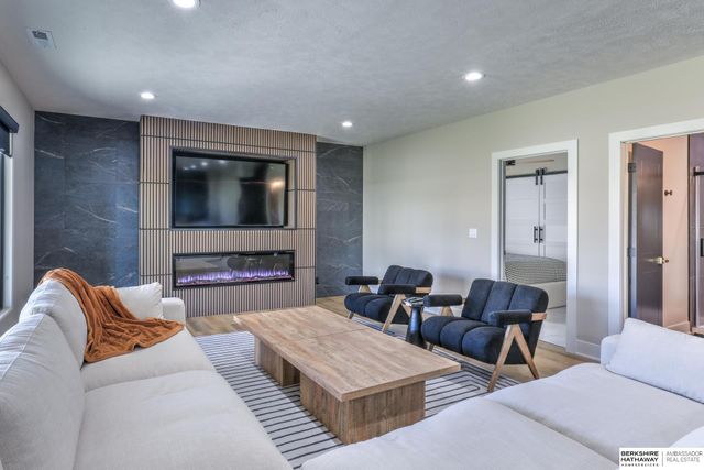 3319 S 212th Avenue, Elkhorn, NE 68022