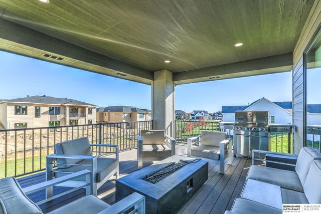 3319 S 212th Avenue, Elkhorn, NE 68022