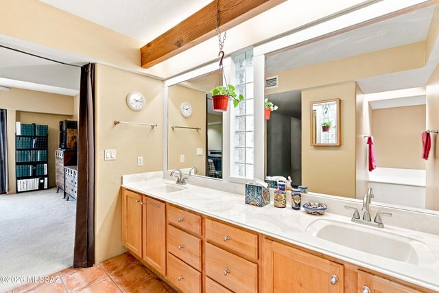 11748 N Via De La Verbenita, Tucson, AZ 85737