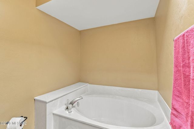 11748 N Via De La Verbenita, Tucson, AZ 85737