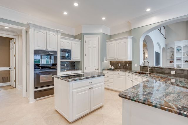 6800 Oak Hill Drive, Fort Worth, TX 76132