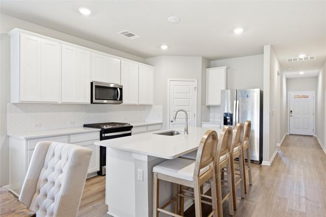 303 El Capitan LOOP, Dripping Springs, TX 78620