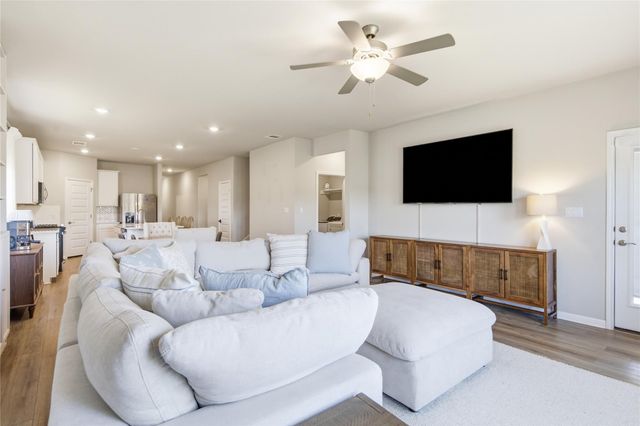303 El Capitan LOOP, Dripping Springs, TX 78620
