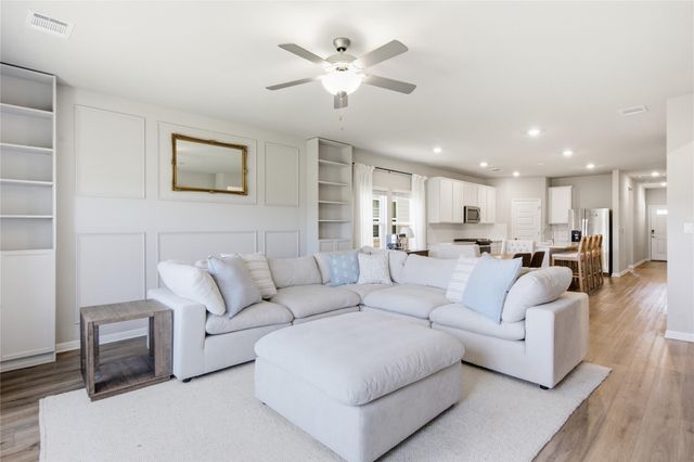 303 El Capitan LOOP, Dripping Springs, TX 78620