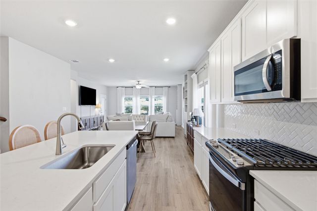 303 El Capitan LOOP, Dripping Springs, TX 78620