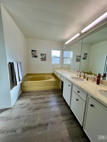 3535 Stine Rd 69, Bakersfield, CA 93309