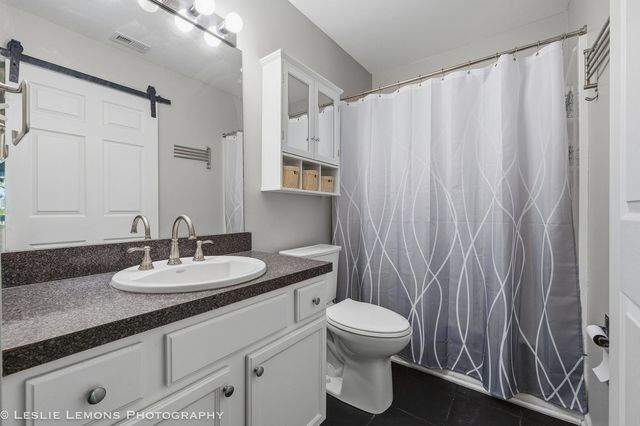 5801 Oakwood Drive F, Lisle, IL 60532