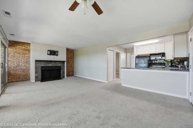 5801 Oakwood Drive F, Lisle, IL 60532