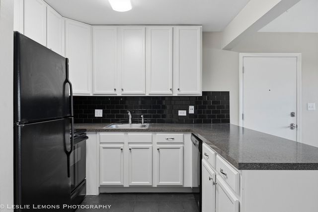5801 Oakwood Drive F, Lisle, IL 60532
