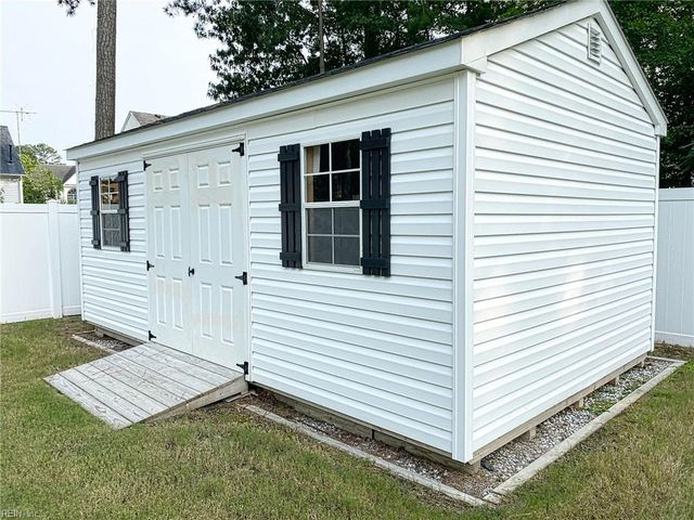 2504 Calabria Dr DR, Chesapeake, VA 23323