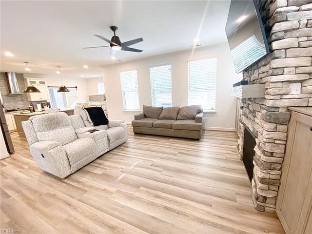 2504 Calabria Dr DR, Chesapeake, VA 23323