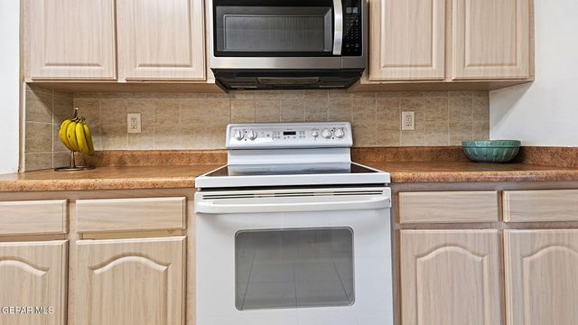 6612 CAMINO FUENTE Drive, El Paso, TX 79912
