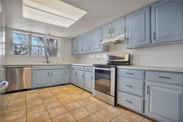 1002 N Hall Avenue, Fayetteville, AR 72701