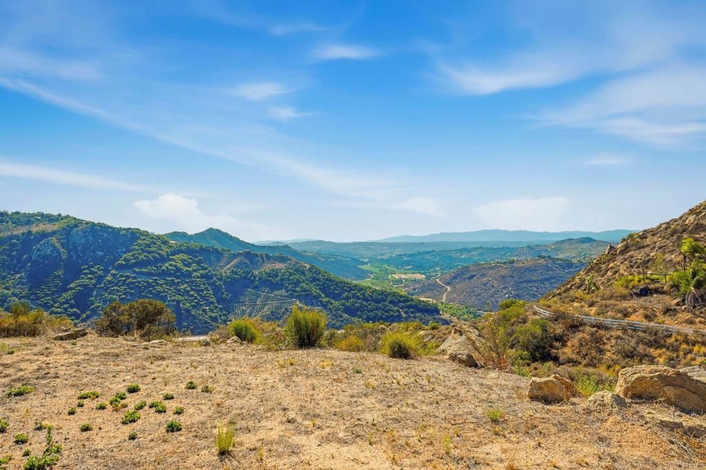 Image 33 of property listing at 30663 Camino De Las Lomas, Escondido, CA 92026