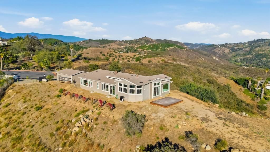 Image 9 of property listing at 30663 Camino De Las Lomas, Escondido, CA 92026
