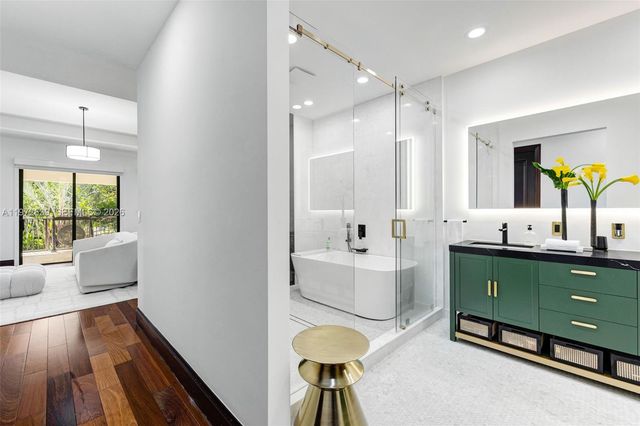 3020 Mcdonald St 22, Miami, FL 33133