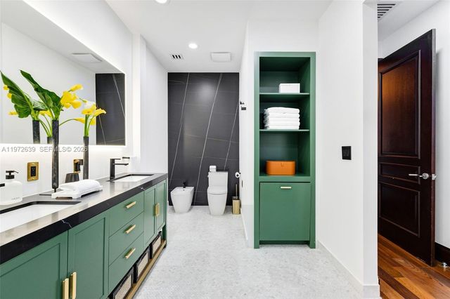 3020 Mcdonald St 22, Miami, FL 33133