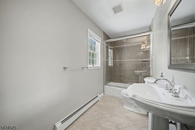 62 S Glen Rd, Kinnelon Boro, NJ 07405