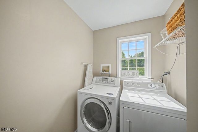 62 S Glen Rd, Kinnelon Boro, NJ 07405