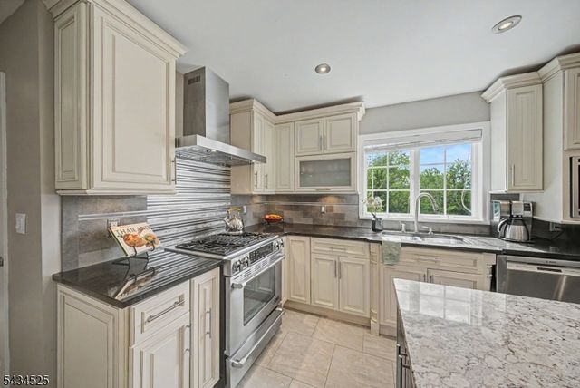 62 S Glen Rd, Kinnelon Boro, NJ 07405