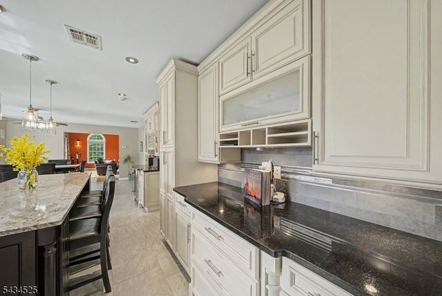 62 S Glen Rd, Kinnelon Boro, NJ 07405