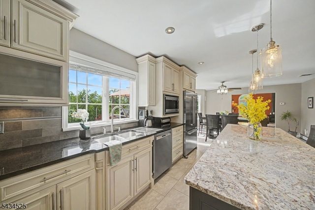 62 S Glen Rd, Kinnelon Boro, NJ 07405