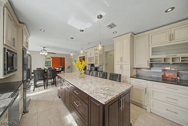62 S Glen Rd, Kinnelon Boro, NJ 07405