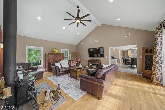 62 S Glen Rd, Kinnelon Boro, NJ 07405
