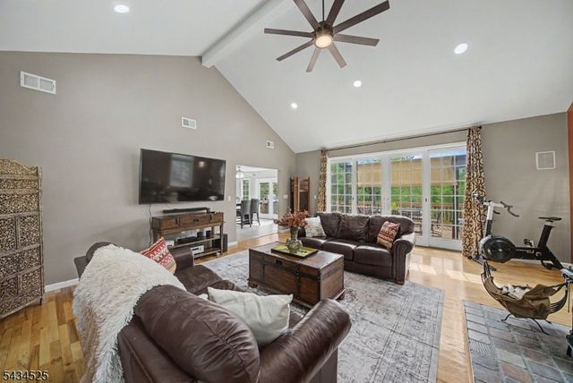 62 S Glen Rd, Kinnelon Boro, NJ 07405