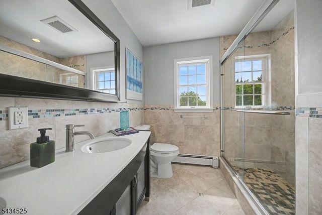 62 S Glen Rd, Kinnelon Boro, NJ 07405