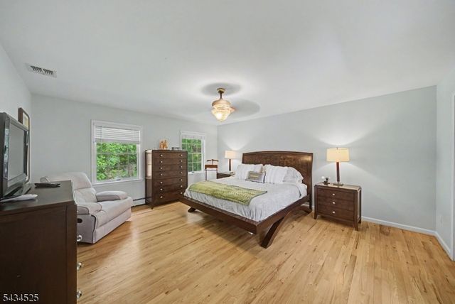 62 S Glen Rd, Kinnelon Boro, NJ 07405
