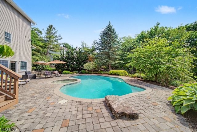 62 S Glen Rd, Kinnelon Boro, NJ 07405