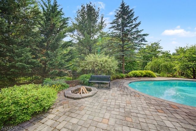 62 S Glen Rd, Kinnelon Boro, NJ 07405