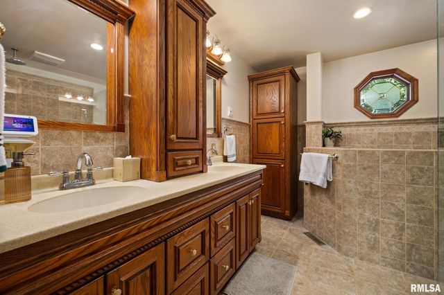 1017 W NORTHMOOR Road, Peoria, IL 61614