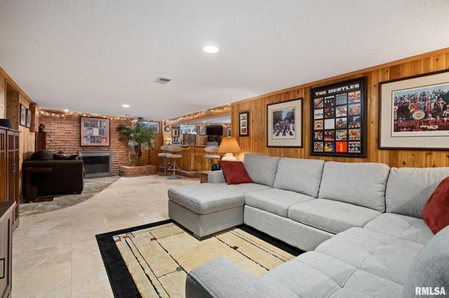 1017 W NORTHMOOR Road, Peoria, IL 61614