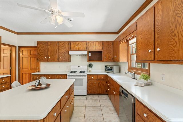 216 WOODS TRAIL, Sanford, FL 32771