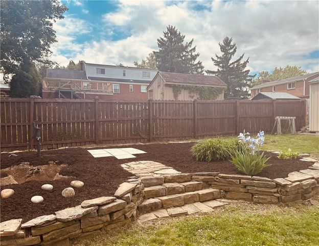 103 Manchester Dr, Hempfield Twp, PA 15642