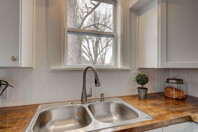 1225 S Bedford Avenue, Evansville, IN 47713