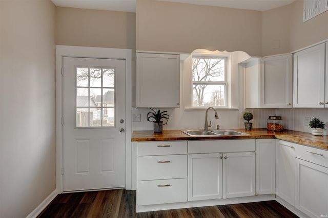 1225 S Bedford Avenue, Evansville, IN 47713