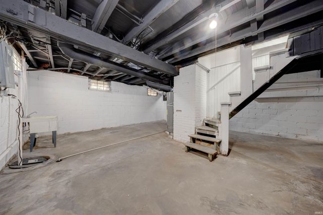 1225 S Bedford Avenue, Evansville, IN 47713